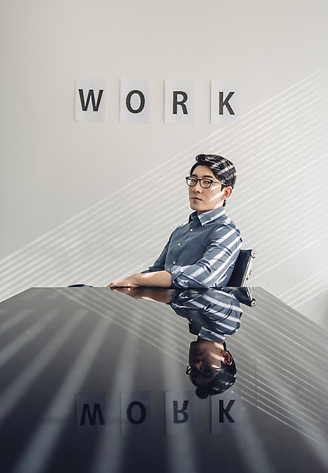 포토 직업 1 라이프스타일 시선 옷 남자 뷰포인트 비즈니스 모션 사람 동양인 청년 내부 작업 직장인 남자한명만 성인남자만 파일형식 캐주얼 옆모습 회의실 업무 앉기 응시 상반신 JPG 성인 20대 신입사원 비즈니스라이프 실내 비즈니스맨 한명 성인남자한명만 한국인 국내포토