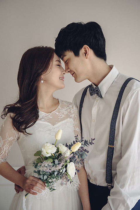 포토 JPG 커플 여자 남자 신부_웨딩 꽃다발 웨딩드레스 신랑 결혼 신혼부부 실내 사랑 서기 웃음 들기 정장 턱시도 상반신 20대 성인 두명 앞모습 눈감음 한국인 성인만 얼굴맞대기 국내포토 부부 드레스 옷 꽃 감정 뷰포인트 관계 모션 표정 사람 동양인 이벤트 청년 내부 신혼 파일형식