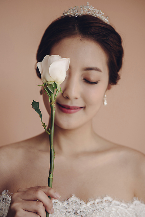 포토 JPG 여자 신부_웨딩 웨딩드레스 결혼 실내 한명 서기 웃음 들기 상반신 20대 성인 앞모습 장미 눈감음 한국인 티아라 성인여자한명만 국내포토 1 드레스 꽃 뷰포인트 모션 왕관 표정 사람 동양인 이벤트 청년 내부 여자한명만 성인여자만 파일형식