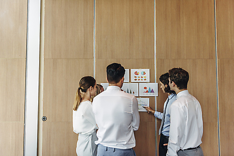 포토 외국인 직업 라이프스타일 시선 여자 남자 뷰포인트 다수 회사 비즈니스 관계 모션 사람 청년 내부 직장인 파일형식 여러명 옆모습 뒷모습 JPG 실내 서양인 20대 성인 직장 비즈니스라이프 비즈니스맨 비즈니스우먼 상반신 서기 응시 그래프 자료 회의실 회의 성인만 동료 설명 국내포토