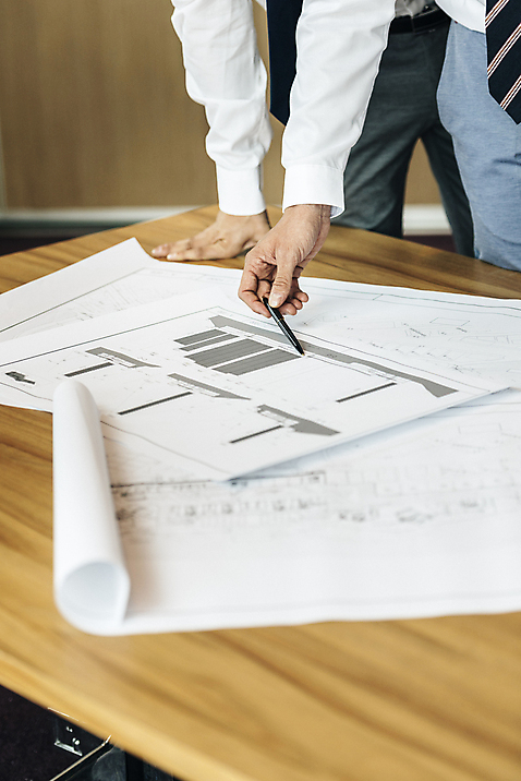 포토 외국인 직업 라이프스타일 남자 가구 비즈니스 관계 모션 건설업 사람 손짓 청년 내부 신체부위 직장인 남자만 성인만 파일형식 가리킴 팔 JPG 실내 서양인 20대 성인남자만 두명 성인 회사 비즈니스라이프 비즈니스맨 상반신 서기 책상 설계도 건축 회의 회의실 동료 국내포토