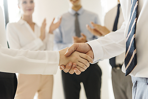 포토 외국인 직업 라이프스타일 여자 남자 뷰포인트 다수 비즈니스 관계 모션 촬영기법 표정 사람 손짓 청년 내부 직장인 파일형식 아웃포커스 박수 악수 옆모습 앞모습 JPG 실내 20대 서양인 여러명 성인 회사 비즈니스라이프 비즈니스맨 비즈니스우먼 상반신 서기 복도 동료 미소 성인만 국내포토