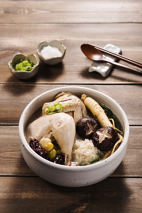 포토 JPG 스튜디오촬영 한식 젓가락 여름음식 실내 건강 사람없음 숟가락 버섯 쌀 인삼 대추 보양식 삼계탕 은행열매 제철음식 여름_계절 국내포토 계절 열매 음식 곡류 수저 내부 삼 몸보신 제철 파일형식