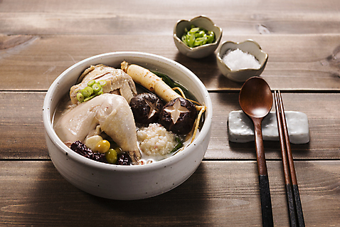 포토 JPG 스튜디오촬영 한식 젓가락 여름음식 실내 건강 사람없음 숟가락 버섯 쌀 인삼 대추 보양식 삼계탕 은행열매 제철음식 여름_계절 국내포토 계절 열매 음식 곡류 수저 내부 삼 몸보신 제철 파일형식