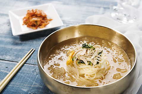 포토 JPG 스튜디오촬영 한식 젓가락 여름음식 김치 실내 건강 사람없음 보양식 제철 초계국수 제철음식 여름_계절 국내포토 계절 음식 수저 내부 국수 몸보신 파일형식