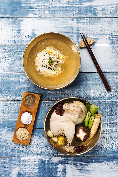 포토 JPG 스튜디오촬영 한식 젓가락 여름음식 실내 건강 사람없음 버섯 인삼 밤 대추 소금 보양식 삼계탕 후추 대파 제철 초계국수 제철음식 여름_계절 국내포토 계절 음식 수저 내부 견과류 삼 향신료 국수 파 몸보신 파일형식