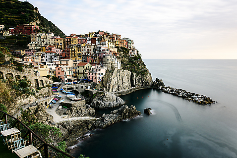 포토 자연요소 해외 건축물 유럽 나라 길 바다 교통시설 풍경 건물 이탈리아 도시 해안도시 파일형식 주택 마을 JPG 주간 도로 유럽풍경 사람없음 야외 절벽 지중해 친퀘테레 해외풍경 국내포토