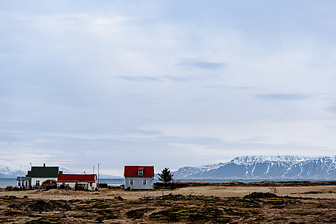 포토 자연요소 식물 해외 건축물 유럽 나라 풍경 건물 파일형식 JPG 주간 나무 유럽풍경 하늘 산 주택 아이슬란드 사람없음 야외 바닷가집 해외풍경 국내포토