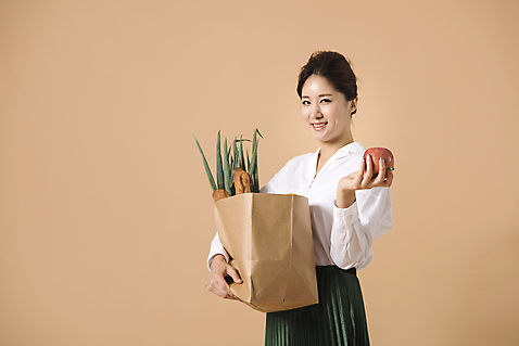포토 JPG 스튜디오촬영 여자 빵 컬러 채소 식재료 사진 모션 실내 한명 서기 웃음 들기 상반신 20대 성인 앞모습 쇼핑 장보기 쇼핑백 한국인 사과 파 독사과 베이지색 여자한명만 성인여자한명만 베이지색배경 국내포토 1 음식 뷰포인트 백그라운드 가방 과일 표정 사람 동양인 청년 내부 독약 여자만 성인여자만 파일형식