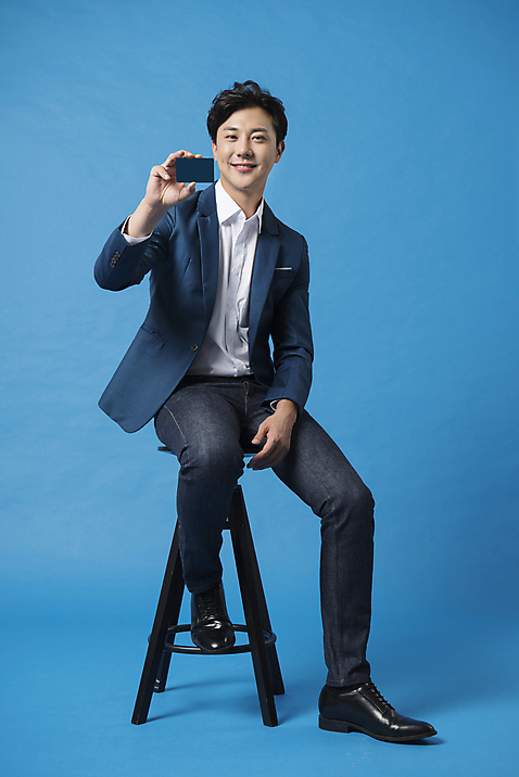포토 JPG 스튜디오촬영 전신 남자 컬러 의자 사진 모션 실내 표정 한명 웃음 들기 앉기 정장 20대 성인 앞모습 파란색 한국인 비즈니스맨 카드 신용카드 파란배경 남자한명만 성인남자한명만 국내포토 1 옷 뷰포인트 가구 백그라운드 비즈니스 사람 동양인 청년 내부 금융 직장인 남자만 성인남자만 파일형식