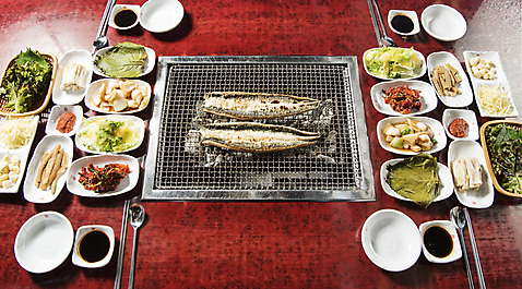 포토 식기 음식 뷰포인트 주방용품 실내 어류 내부 구이 장어 생선요리 파일형식 양념 수저 반찬 JPG 스튜디오촬영 상차림 사람없음 식사 장어구이 그릴 석쇠구이 접시 하이앵글 숯불구이 국내포토