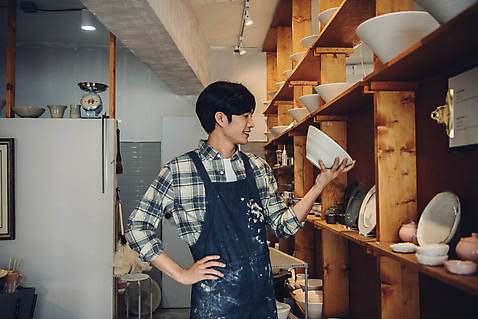 포토 JPG 남자 맨라이프 선반 실내 한명 서기 웃음 들기 상반신 20대 옆모습 앞치마 한국인 도자기 작업실 성인남자한명만 도자기공방 국내포토 1 라이프스타일 뷰포인트 가구 모션 표정 사람 동양인 청년 내부 공예 남자한명만 성인남자만 파일형식
