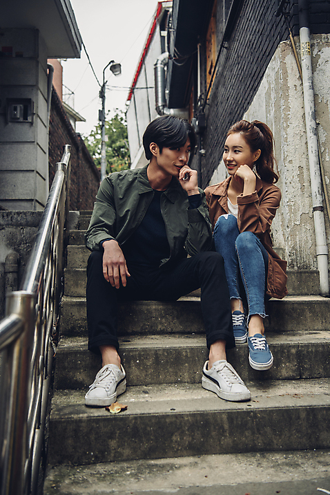 포토 JPG 주간 전신 커플 여자 남자 커플라이프 데이트 웃음 앉기 20대 성인 야외 두명 앞모습 마주보기 계단 한국인 성인만 국내포토 자연요소 라이프스타일 뷰포인트 관계 모션 표정 사람 동양인 청년 파일형식