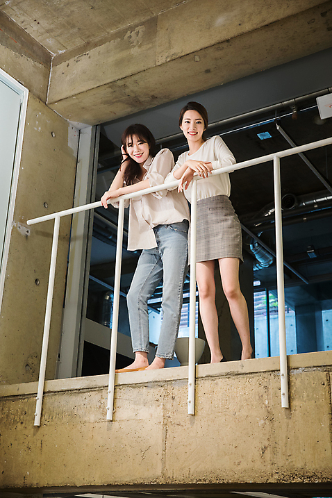 포토 JPG 주간 전신 우먼라이프 여자 로우앵글 휴식 서기 20대 성인 야외 두명 앞모습 30대 한국인 발코니 비즈니스우먼 동료 싱글라이프 성인여자만 국내포토 자연요소 라이프스타일 뷰포인트 컨셉 비즈니스 관계 모션 사람 동양인 청년 장년 직장인 여자만 성인만 파일형식
