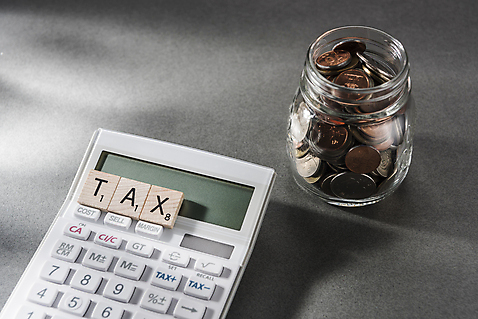 포토 문자 돈 병_용기 문구용품 실내 내부 경제 장비 파일형식 영어 동전 유리병 계산기 JPG 연말정산 사람없음 세금 스튜디오촬영 금융 단어 국내포토