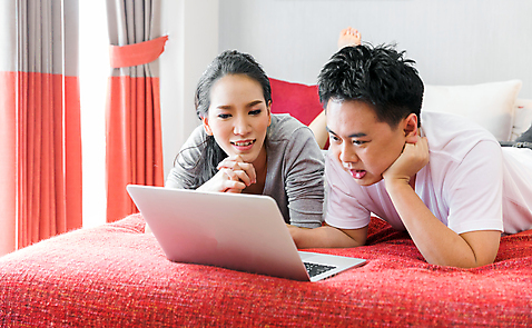 포토 JPG 해외이미지 백인 커플 응시 여자 남자 휴식 실내 미소 웃음 사람 상반신 성인 두명 앞모습 옆모습 노트북 턱괴기 침대 성인만 해외202004 해외포토 서양인 시선 뷰포인트 가구 컨셉 관계 모션 표정 내부 전자제품 파일형식 이미지허브