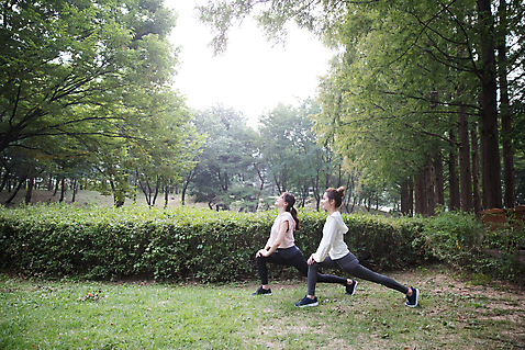 포토 JPG 주간 전신 우먼라이프 공원 여자 서기 20대 성인 야외 두명 옆모습 30대 친구 건강관리 스트레칭 우정 한국인 싱글라이프 성인여자만 국내포토 자연요소 라이프스타일 공공시설 뷰포인트 관계 모션 건강 관리 사람 동양인 청년 장년 운동 여자만 성인만 파일형식