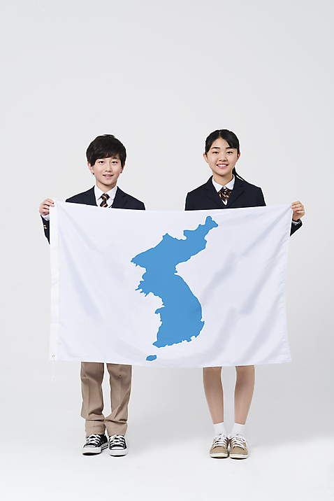 포토 JPG 스튜디오촬영 전신 여자 남자 청소년 동계올림픽 실내 서기 들기 두명 앞모습 10대 평화 한국인 사회이슈 평창동계올림픽 십대만 한반도기 미소_표정 국내포토 뷰포인트 올림픽 컨셉 모션 표정 사람 동양인 내부 깃발 파일형식