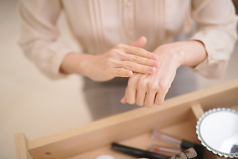 포토 1 뷰포인트 가구 모션 촬영기법 사람 동양인 내부 신체부위 장년 뷰티 화장품 여자한명만 성인여자만 파일형식 바르기 핸드크림 손 거울 JPG 실내 앉기 상반신 아웃포커스 화장대 한국인 성인여자한명만 한명 여자 성인 30대 방안 앞모습 국내포토