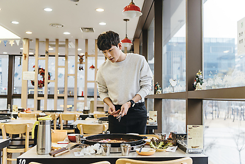 포토 JPG 주간 남자 식탁 수저 실내 한명 상반신 20대 성인 앞모습 식당 한국인 지저분함 상추 물병 물컵 정리 아르바이트 성인남자한명만 내려보기 최저임금 비정규직 청춘_젊음 국내포토 자연요소 1 식기 뷰포인트 컨셉 채소 비즈니스 모션 탁자 사람 동양인 청년 내부 컵 경제 상점 감각 물통 남자한명만 성인남자만 파일형식