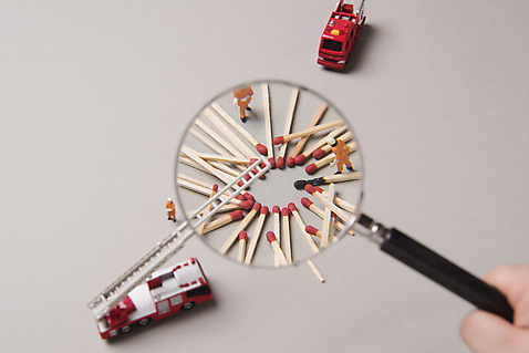 포토 JPG 스튜디오촬영 손 사다리 돋보기 노동자 사람모양 한손 실내 신체부위 여러개 미니어처 확대 성냥 소방차 국내포토 모양 직업 다수 자동차 사람 내부 모형 도구 파일형식