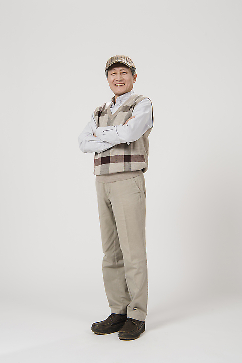 포토 JPG 스튜디오촬영 전신 노년 남자 실내 한명 서기 사람 앞모습 팔짱 한국인 60대 노인남자한명만 미소_표정 국내포토 1 뷰포인트 모션 표정 동양인 성인 내부 남자한명만 노인남자만 파일형식