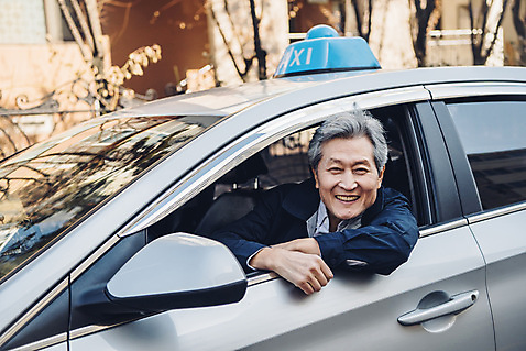 포토 JPG 주간 응시 노년 남자 창문 휴식 한명 사람 상반신 야외 앞모습 한국인 운전사 60대 택시 실버취업 운전석 택시기사 노인남자한명만 미소_표정 국내포토 자연요소 직업 1 시선 뷰포인트 컨셉 승용차 자동차 표정 동양인 성인 구직 남자한명만 노인남자만 파일형식