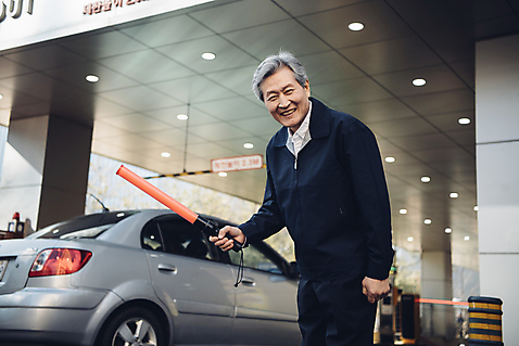 포토 JPG 주간 노년 남자 자동차 친절 안내 한명 서기 사람 상반신 야외 앞모습 한국인 60대 주차 안내원 주차장 실버취업 경찰봉 노인남자한명만 미소_표정 국내포토 자연요소 직업 1 육상교통 뷰포인트 모션 표정 동양인 성인 구직 남자한명만 노인남자만 파일형식