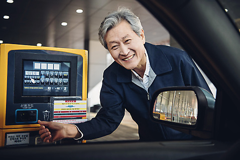 포토 JPG 주간 노년 남자 자동차 친절 안내 한명 서기 사람 상반신 야외 앞모습 한국인 60대 안내원 주차장 실버취업 무인기계 주차요금 노인남자한명만 미소_표정 국내포토 자연요소 직업 1 육상교통 뷰포인트 모션 표정 동양인 성인 구직 요금 남자한명만 노인남자만 파일형식