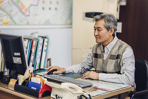 포토 JPG 응시 노년 남자 부동산 실내 한명 사람 앉기 상반신 옆모습 모니터 한국인 키보드 마우스 60대 책상 실버취업 부동산중개업 부동산중개인 서류파일 노인남자한명만 국내포토 1 시선 뷰포인트 가구 모션 동양인 성인 내부 컴퓨터 컴퓨터용품 사무용품 구직 재산 중개인 남자한명만 노인남자만 파일형식