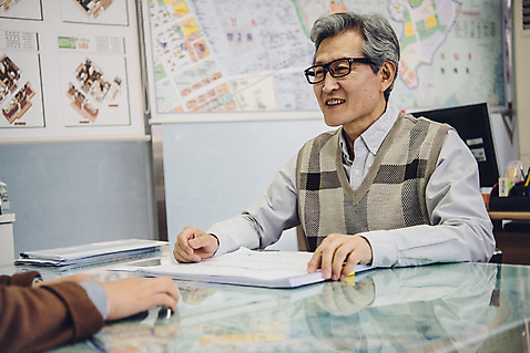 포토 JPG 응시 노년 남자 지도 부동산 실내 사람 앉기 상반신 두명 옆모습 한국인 60대 책상 상담 문서 실버취업 부동산중개업 부동산중개인 성인만 안경낌 미소_표정 국내포토 시선 안경 뷰포인트 가구 모션 표정 동양인 성인 내부 구직 재산 중개인 파일형식