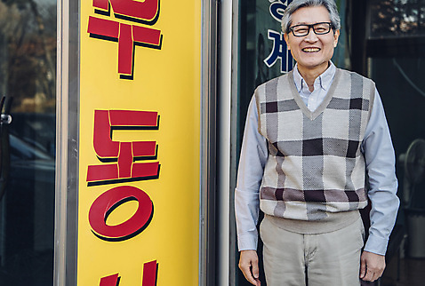 포토 JPG 주간 노년 남자 부동산 한명 서기 사람 상반신 야외 앞모습 한국인 60대 실버취업 부동산중개업 부동산중개인 노인남자한명만 안경낌 미소_표정 국내포토 자연요소 1 안경 뷰포인트 모션 표정 동양인 성인 구직 재산 중개인 남자한명만 노인남자만 파일형식