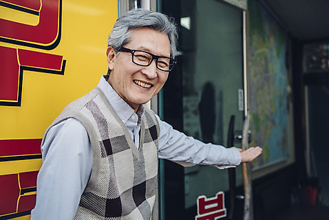 포토 JPG 주간 노년 남자 부동산 친절 안내 한명 서기 사람 상반신 야외 앞모습 한국인 60대 실버취업 부동산중개업 부동산중개인 노인남자한명만 안경낌 미소_표정 국내포토 자연요소 1 안경 뷰포인트 모션 표정 동양인 성인 구직 재산 중개인 남자한명만 노인남자만 파일형식