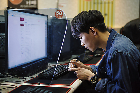 포토 JPG 응시 남자 실내 한명 사람 앉기 상반신 20대 성인 옆모습 컴퓨터 펜 다이어리 한국인 계획 확인 아르바이트 피씨방 성인남자한명만 최저임금 비정규직 청춘_젊음 국내포토 1 시선 뷰포인트 컨셉 비즈니스 모션 동양인 청년 내부 경제 전자제품 필기구 사무용품 남자한명만 성인남자만 파일형식