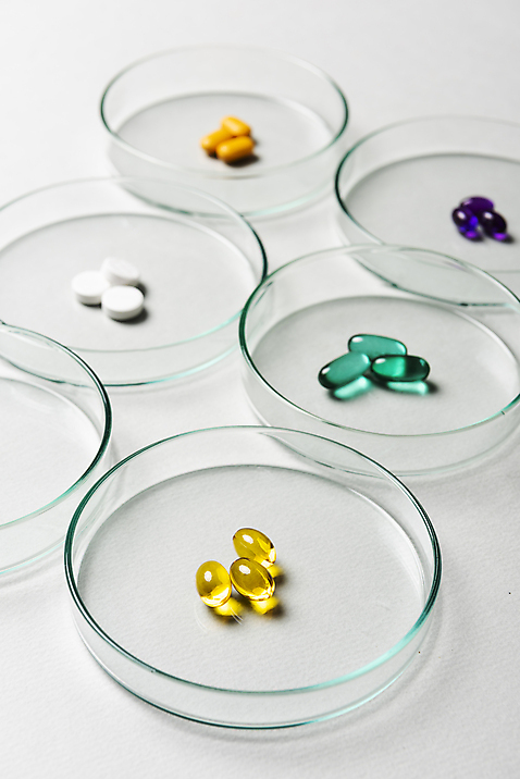 포토 그릇 유리 실내 내부 약 파일형식 JPG 스튜디오촬영 사람없음 알약 유리그릇 분류 약물오남용 오브젝트 국내포토