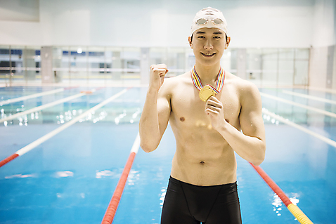 포토 JPG 남자 수영장 실내 한명 서기 상반신 20대 성인 취미 앞모습 파이팅 한국인 우승 금메달 성인남자한명만 실내수영장 미소_표정 국내포토 1 뷰포인트 모션 표정 사람 동양인 청년 내부 최고 메달 남자한명만 성인남자만 파일형식