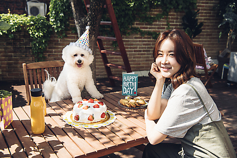 포토 JPG 주간 한마리 여자 한명 사람 앉기 상반신 20대 성인 야외 옆모습 반려동물 쿠키 턱괴기 한국인 강아지 반려 성인여자한명만 비숑프리제 펫팸족 미소_표정 국내포토 자연요소 동물 1 뷰포인트 모션 디저트 표정 동양인 청년 개 신조어 여자한명만 성인여자만 파일형식