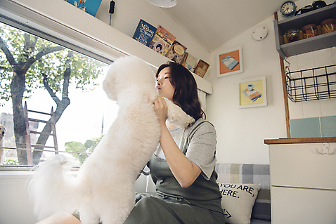 포토 JPG 주간 한마리 여자 키스 실내 한명 사람 앉기 상반신 20대 성인 옆모습 반려동물 마주보기 캠핑 한국인 강아지 캠핑카 반려 성인여자한명만 비숑프리제 펫팸족 국내포토 자연요소 동물 1 뷰포인트 모션 자동차 레저 동양인 청년 내부 개 애정표현 신조어 여자한명만 성인여자만 파일형식