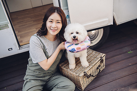 포토 JPG 주간 한마리 여자 한명 사람 앉기 상반신 20대 성인 야외 앞모습 반려동물 한국인 강아지 캠핑장 캠핑카 목베개 반려 소풍바구니 성인여자한명만 비숑프리제 펫팸족 미소_표정 국내포토 자연요소 동물 1 뷰포인트 모션 자동차 표정 동양인 청년 바구니 캠핑 개 신조어 여자한명만 성인여자만 파일형식