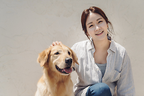 포토 JPG 주간 한마리 여자 벽 한명 사람 근접촬영 상반신 20대 성인 야외 앞모습 반려동물 한국인 골든리트리버 강아지 반려 성인여자한명만 쓰다듬기 펫팸족 미소_표정 국내포토 자연요소 동물 1 뷰포인트 모션 표정 동양인 청년 개 리트리버 신조어 여자한명만 성인여자만 파일형식