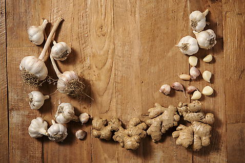 포토 나무 뷰포인트 다수 백그라운드 채소 재료 실내 마늘 내부 파일형식 여러개 생강 통마늘 JPG 스튜디오촬영 사람없음 프레임 하이앵글 목재 나무배경 국내포토