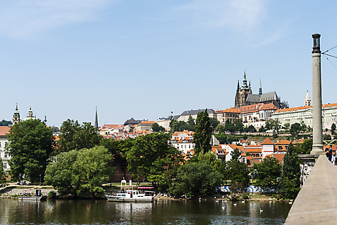 포토 자연요소 식물 해외 건축물 유럽 다수 배_교통 서양건축 사람 풍경 도시 체코 파일형식 주간 야외 나무 하늘 도시풍경 프라하 해외도시 유럽건축 성 가교 강 유람선 여행객 여러명 JPG 유럽풍경 해외풍경 국내포토