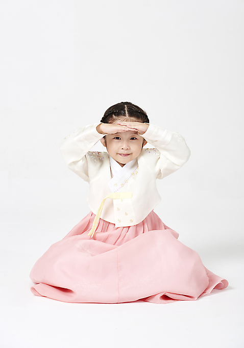 포토 JPG 스튜디오촬영 전신 응시 여자 명절 행복 어린이 새해 실내 한명 미소 사람 앉기 소녀 앞모습 추석 한국인 절 한복 즐거움 흰배경 손모으기 소녀한명만 국내포토 1 한국전통 전통 시선 기념일 감정 뷰포인트 백그라운드 모션 표정 동양인 손짓 내부 흰색 인사 전통의상 여자한명만 소녀만 파일형식