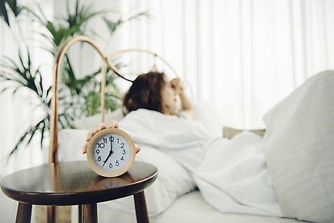 포토 주간 1 라이프스타일 기념일 뷰포인트 시계 가구 컨셉 침구 모션 휴식 사람 동양인 청년 내부 신조어 여자한명만 성인여자만 파일형식 게으름 아침 공휴일 잡기 탁자 탁상시계 베개 이불 침대 눕기 옆모습 상반신 JPG 20대 성인여자한명만 싱글라이프 싱글 한국인 한명 성인 여자 실내 우먼라이프 안식처 소확행 국내포토