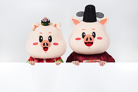 포토 JPG 스튜디오촬영 배너 부부 여자 남자 결혼 사각프레임 실내 사람 상반신 20대 성인 두명 앞모습 한국인 인사 돼지띠 돼지 한복 전통혼례 흰배경 돼지캐릭터 혼례복 동물탈 신랑신부 인형탈 성인만 기해년 국내포토 한국전통 커플 신부_웨딩 뷰포인트 동물캐릭터 신랑 백그라운드 포유류 프레임 동양인 이벤트 청년 내부 사각형 흰색 십이지신 예절 전통의상 전통의례 탈 파일형식 2019년