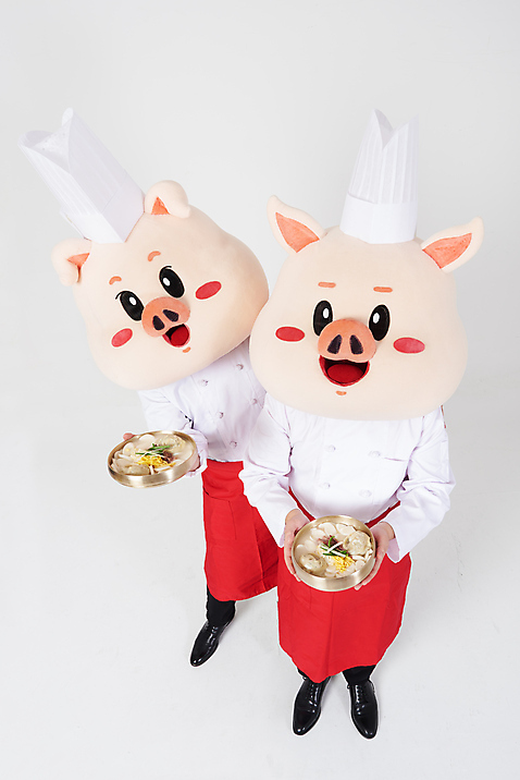 포토 JPG 스튜디오촬영 명절 남자 음식 새해 안내 실내 요리 사람 20대 성인 두명 앞모습 빨간색 하이앵글 설날 주방장 요리사 한국인 돼지띠 돼지 흰배경 떡국 돼지캐릭터 동물탈 인형탈 성인남자만 기해년 국내포토 직업 전통 기념일 한식 뷰포인트 컬러 동물캐릭터 백그라운드 포유류 동양인 청년 내부 전통음식 흰색 십이지신 탈 남자만 성인만 파일형식 2019년