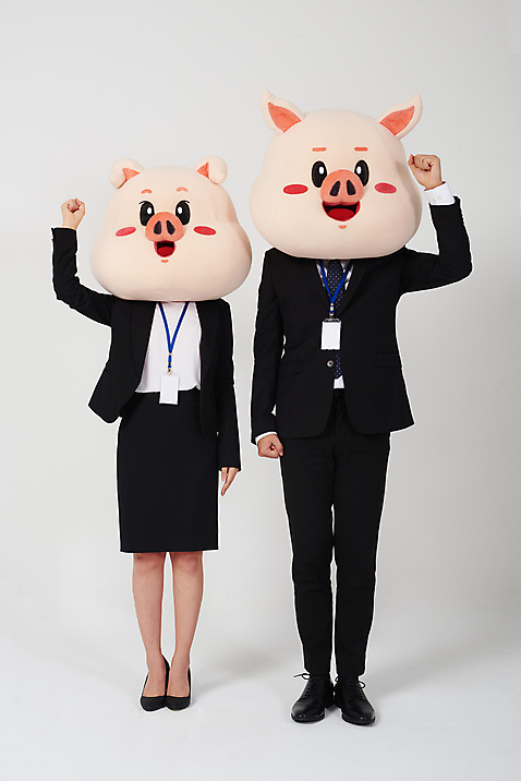 포토 JPG 스튜디오촬영 전신 여자 남자 회사 비즈니스 실내 사람 정장 20대 성인 두명 앞모습 손들기 파이팅 한국인 돼지띠 돼지 비즈니스맨 비즈니스우먼 흰배경 돼지캐릭터 사원증 동물탈 인형탈 성인만 기해년 국내포토 옷 뷰포인트 동물캐릭터 백그라운드 포유류 모션 동양인 청년 내부 흰색 십이지신 직장인 탈 파일형식 2019년