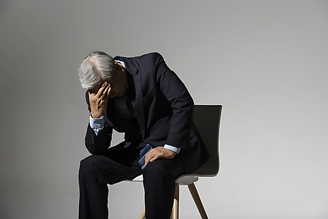포토 JPG 스튜디오촬영 노년 남자 의자 비즈니스 회색배경 실내 한명 사람 앉기 상반신 옆모습 고통 한국인 비즈니스맨 실패_좌절 좌절 60대 고민 괴로움 흰배경 얼굴가리기 노인남자한명만 국내포토 1 감정 뷰포인트 가구 백그라운드 컨셉 모션 동양인 성인 내부 회색 흰색 가림 직장인 남자한명만 노인남자만 파일형식