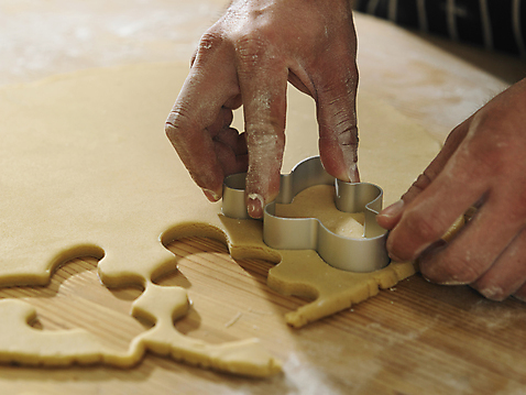 포토 JPG 해외이미지 손 실내 틀 근접촬영 신체부위 쿠키 제과 누름 반죽 쿠키틀 나무탁자 진저맨 진저쿠키 해외포토 뷰포인트 모션 탁자 디저트 사람 내부 제과제빵 제빵도구 파일형식 이미지허브