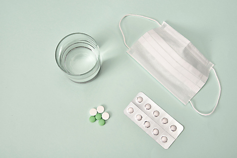 포토 JPG 스튜디오촬영 실내 건강 마스크 사람없음 하이앵글 알약 약 건강관리 바이러스 감기 물컵 오브젝트 예방 감기약 기침 면역력 민트색 예방접종 전염병 환절기 플랫레이 국내포토 계절 뷰포인트 컬러 의학 관리 내부 컵 플랫 질병 접종 파일형식